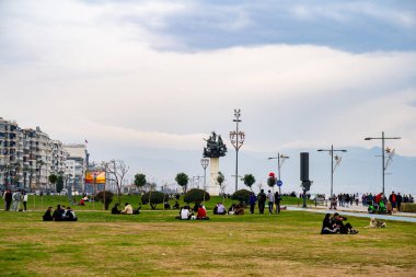 Gundogdu Meydanı ve Alsancak Kordon Sahili. İzmir, Türkiye - 3 Ocak 2024.