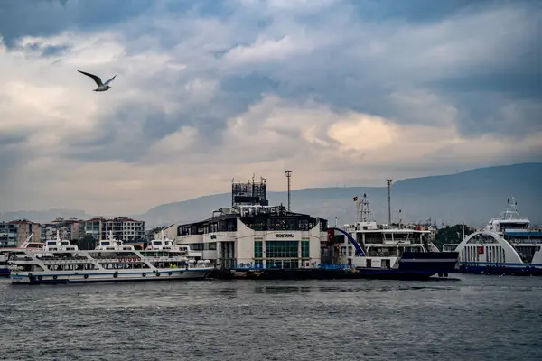 Bostanli iskelesinde feribot var. İzmir, Türkiye - 3 Ocak 2024.
