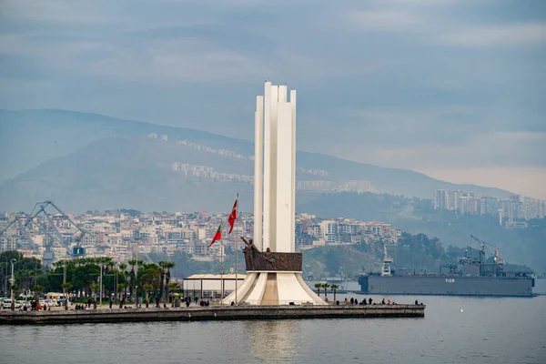 Atatürk, Annesi ve Kadın Hakları Anıtı Karsiyaka 'daki Anayasa Meydanı' nda bulunan bir anıttır. İzmir, Türkiye - 3 Ocak 2024.