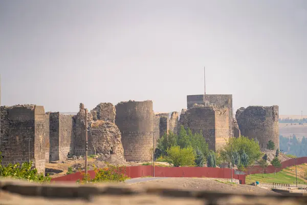 Diyarbakır 'ın surları. Diyarbakır tahkimatları Diyarbakır 'ın tarihi Sur ilçesini çevreleyen bir dizi tahkimattır..