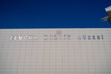 Zeugma Mozaik Müzesi 'nin dış görüntüsü. Zeugma Mozaik Müzesi dünyanın en büyük mozaik müzesidir. Gaziantep, Türkiye - 4 Aralık 2023.