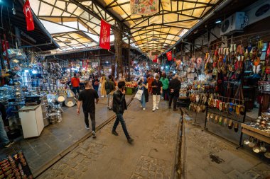 İnsanlar Gaziantep 'teki tarihi pazardan alışveriş yapıyorlar. Gaziantep, Türkiye - 4 Aralık 2023.