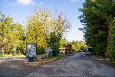 Gaziantep Hayvanat Bahçesi manzarası. Gaziantep Hayvanat Bahçesi Türkiye 'nin en büyük hayvanat bahçesidir. Gaziantep, Türkiye - 3 Kasım 2024.