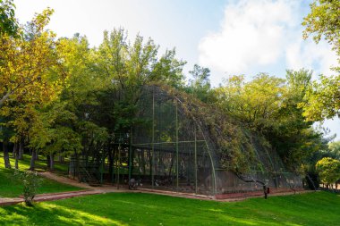 Gaziantep Hayvanat Bahçesi manzarası. Gaziantep Hayvanat Bahçesi Türkiye 'nin en büyük hayvanat bahçesi.