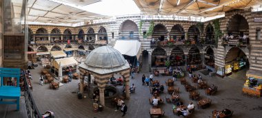Hasan Paşa Hani 'nin panoramik görüntüsü. Hasan Paşa Han, Sur ilçesinde tarihi bir binadır. Diyarbakır, Türkiye - 3 Ocak 2024.