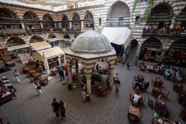 Hasan Paşa Han, Sur ilçesinde tarihi bir binadır. Diyarbakır, Türkiye - 3 Ocak 2024.