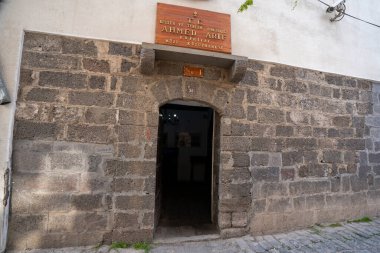 Sur ilçesindeki Ahmed Arif Müzesi girişi. Ahmed Arif Türk-Kürt şairdi. Diyarbakır, Türkiye - 3 Ocak 2024.