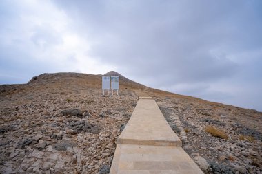 Nemrut Dağı 'na giden yol. Adiyaman, Türkiye - 2 Kasım 2024.