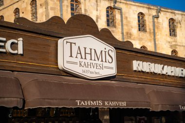 Tahmis Kahve Evi 'nin dış görünüşü. Tahmis Kahvesi Gaziantep 'te tarihi bir kahvedir. Gaziantep, Türkiye - 4 Aralık 2023.