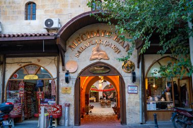 Gaziantep 'teki tarihi Mecidiye Hanı' nın (Sahaflar Çarşısı) girişi. Gaziantep, Türkiye - 4 Aralık 2023.