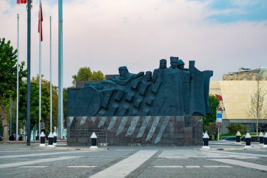 Atatürk heykeli Gaziantep Demokrasi Meydanı 'nda. Gaziantep, Türkiye - 4 Aralık 2023.