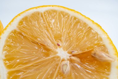 Yarısı dilimlenmiş limon. Kapalı..