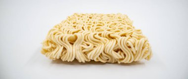 Çiğ erişteler izole edilmiş bir şekilde kapanıyor..