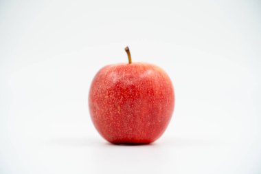 Kırmızı elma beyaz arkaplanda izole edilmiş..