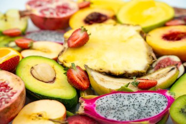 Kesilen meyveler beyaz arkaplanda izole edilmiş..