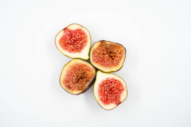 Beyaz arkaplanda incir kesimi izole edildi.