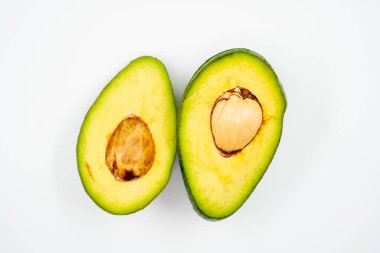 Avokadoyu beyaz arkaplanda kapat.