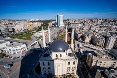 Şanlıurfa şehir merkezinin havadan görünüşü. Şanlıurfa, Türkiye - 10 Mart 2024.