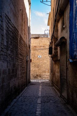 Şanlıurfa şehir merkezinde dar bir sokak..