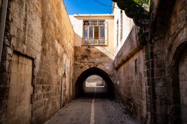 Şanlıurfa şehir merkezinde dar bir sokak..