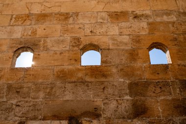 Sanliurfa şehir merkezindeki taş duvardaki pencereler.