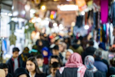 Geleneksel Türk pazarında kalabalık bulanıklaştı.