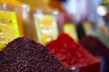 Geleneksel Türk pazarında kırmızı biber çeşitleri.