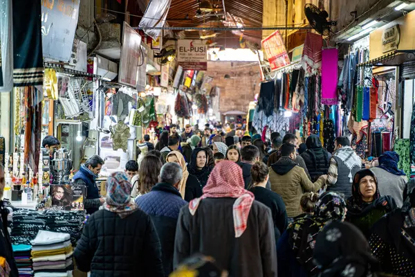 Geleneksel Türk pazarındaki insanlar. Şanlıurfa, Türkiye - 20 Mart 2024.