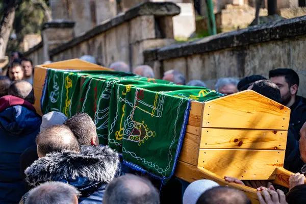İslami cenaze töreninde tanınmayan insanlar. İstanbul, Türkiye - 20 Mart 2024.