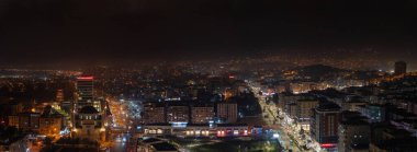 Geceleri Sanliurfa şehir merkezinin havadan panoramik görüntüsü. Şanlıurfa, Türkiye - 30 Mart 2024.