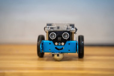 Bilim laboratuvarında programlanabilir robotik araba.