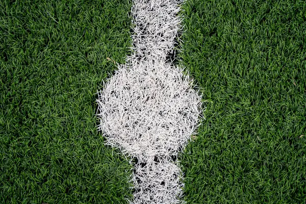 人工芝フットボールピッチのホワイトポイント — ストック写真