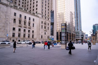 Toronto 'daki Union İstasyonu' nun önündeki insanlar. Toronto, Kanada - 29 Nisan 2024.