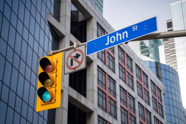 Toronto şehir merkezinde John Caddesi tabelası.