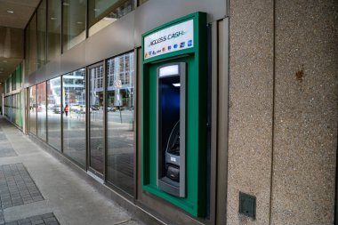 Toronto şehir merkezindeki ATM 'ye giriş izni. Access Cash, Kanada 'nın önde gelen ATM portföyü yönetim hizmeti sağlayıcısıdır. Toronto, Kanada - 29 Nisan 2024.