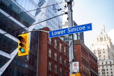 Toronto şehir merkezinde aşağı Simcoe Caddesi tabelası.