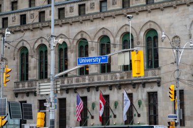 Toronto 'da Üniversite Bulvarı tabelası. Toronto, Kanada - 29 Nisan 2024.