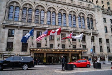 Toronto 'daki Fairmont Royal York Oteli' nin girişi. Toronto, Kanada - 29 Nisan 2024.