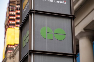 Union İstasyonu 'nda Go Transit tabelası. GO Transit, Kanada 'nın Ontario şehrinde Büyük Altın At nalı bölgesine hizmet veren bölgesel bir toplu taşıma sistemidir. Toronto, Kanada - 29 Nisan 2024.
