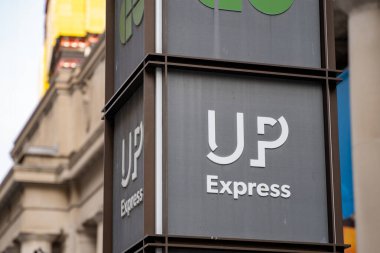 UP Express işareti. Union Pearson Ekspresi Toronto 'daki Union İstasyonu' nu Toronto Pearson Uluslararası Havaalanı 'na bağlayan bir havalimanı demiryolu hattıdır. Kanada mı? Toronto, Kanada - 29 Nisan 2024.