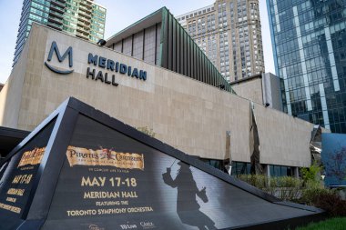 Meridian Hall tabelası. Meridian Hall, Toronto, Ontario 'da bulunan ve ülkenin en büyük yumuşak koltuklu tiyatrosudur. Toronto, Kanada - 29 Nisan 2024.
