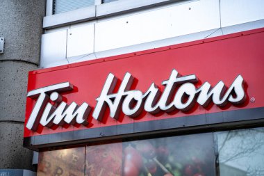 Tim Hortons logosu işareti. Tim Hortons Inc., Kanada merkezli çok uluslu bir kafe ve restoran zinciri. Toronto, Kanada - 29 Nisan 2024.