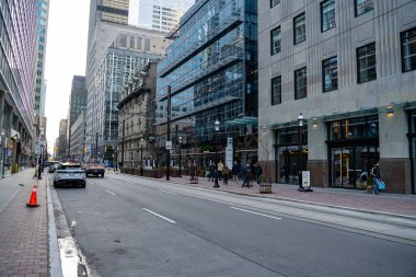 Toronto 'nun doğusundaki Wellington Caddesi manzarası. Toronto, Kanada - 29 Nisan 2024.