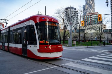 Toronto 'daki tramvay. Toronto, Kanada - 29 Nisan 2024.