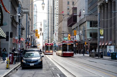 Toronto 'daki tramvay. Toronto, Kanada - 29 Nisan 2024.