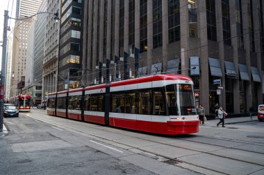 Toronto 'daki tramvay. Toronto, Kanada - 29 Nisan 2024.