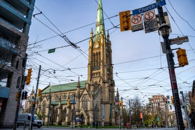 Church Caddesi 'ndeki St. James Katedrali Kilisesi. St. James Katedrali Toronto şehir merkezinde bulunan bir Anglikan katedralidir. Toronto, Kanada - 29 Nisan 2024.