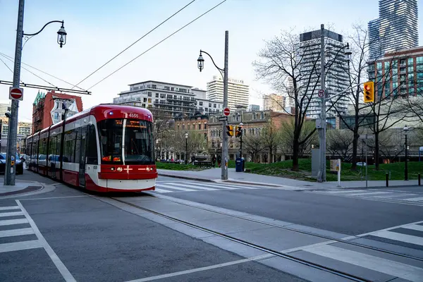 Toronto 'daki tramvay. Toronto, Kanada - 29 Nisan 2024.