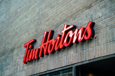 Tim Hortons logosu işareti. Tim Hortons Inc., Kanada merkezli çok uluslu bir kafe ve restoran zinciri. Toronto, Kanada - 29 Nisan 2024.