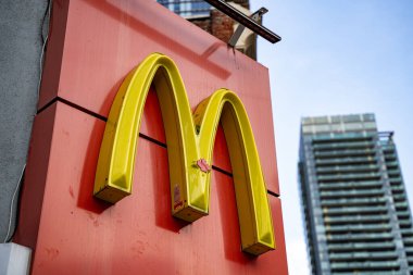 Kanada 'da McDonald' s logosu. McDonald 's Corporation, Amerika Birleşik Devletleri' nin çok uluslu fast food zinciri. Toronto, Kanada - 29 Nisan 2024.